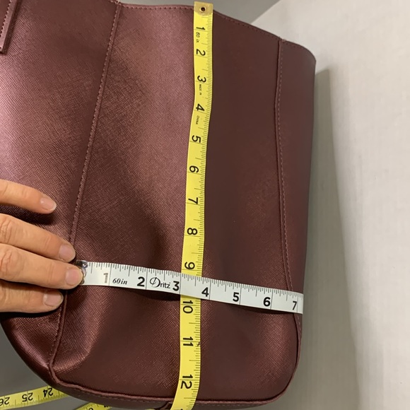 Elegant Burgundy Tote Bag with Gold Accent - Picture 9 of 12